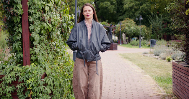 Olga Torok, ambasadoarea Mayie, într-un parc, cu mâinile în buzunarele gecii, în primele zile reci de toamnă