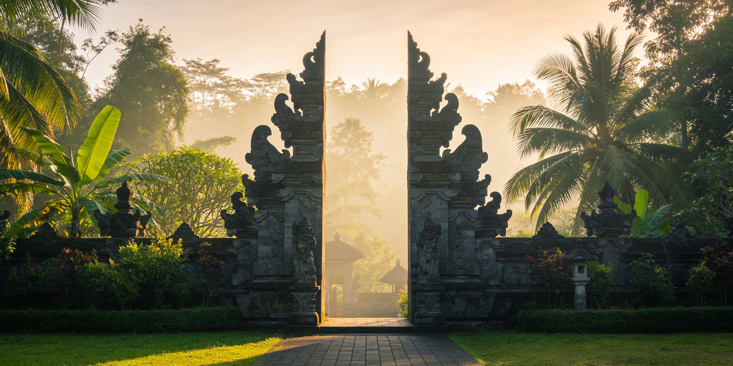 Poartă tradițională din Bali la răsărit